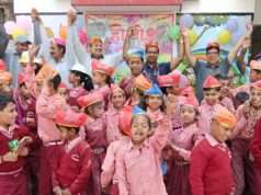 समाजिक संस्था आशिर्वाद ने बचपन डे केयर के बैनर तले होली के अवसर पर बच्चों को बांटे उपहार