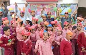 समाजिक संस्था आशिर्वाद ने बचपन डे केयर के बैनर तले होली के अवसर पर बच्चों को बांटे उपहार