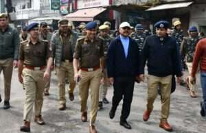 आगामी पर्व व त्यौहारों के दृष्टिगत जिलाधिकारी, वरिष्ठ पुलिस अधीक्षक ने दंगा नियंत्रण के साथ किया फ्लैग मार्च