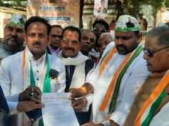 यूथ कांग्रेस अध्यक्ष की गिरफ्तारी के विरोध में कांग्रेसियों ने डीएम को सौंपा ज्ञापन