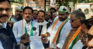 यूथ कांग्रेस अध्यक्ष की गिरफ्तारी के विरोध में कांग्रेसियों ने डीएम को सौंपा ज्ञापन