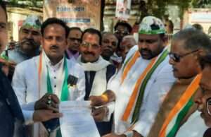 यूथ कांग्रेस अध्यक्ष की गिरफ्तारी के विरोध में कांग्रेसियों ने डीएम को सौंपा ज्ञापन