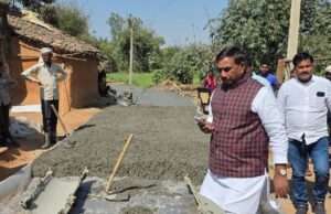 घटिया गुणवत्ता पर भड़के विधायक, निर्माणाधीन सीसी रोड का कार्य रुकवाया