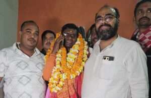 भाजपा जिलाध्यक्ष लाल बहादुर सरोज के आवास पर लगा बधाई देने वालों का तांता