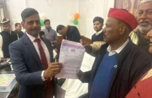 एस0आई0आर0 में शिकायत को लेकर मण्डलायुक्त से मिला सपा प्रतिनिधिमंडल