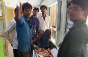 शटरिंग लगाते समय कारीगर गिरा, हालत गंभीर