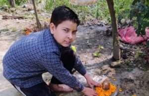 11 साल के शिव भक्त ने बालूकामई शिव लिंग बनाकर की पूजा अर्चना