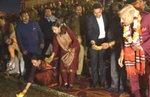 डीएम व एसपी व प्रमोद तथा मोना ने किया परम्परागत दीपदान