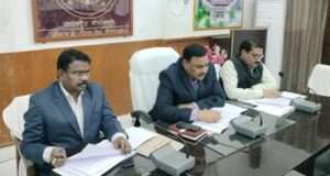 जिलाधिकारी ने कर एवं करेत्तर, स्टाफ मीटिंग, सी0एम0 डैशबोर्ड राजस्व की बैठकर कर की समीक्षा