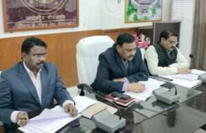 जिलाधिकारी ने कर एवं करेत्तर, स्टाफ मीटिंग, सी0एम0 डैशबोर्ड राजस्व की बैठकर कर की समीक्षा