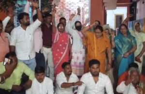 पर्यवेक्षक के निगरानी मे शुरू हुई नगर पालिका की बैठक धरना प्रदर्शन तक जा पहुंचा