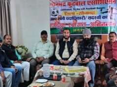 फुटबॉल एसोसिएशन की बैठक में रेफरी और फुटबॉल खेल पर चर्चा