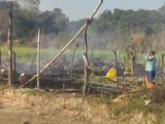 अज्ञात कारण से झोपड़ी नुमा घर में लगी आग, संपत्ति जलकर खाक