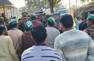 ओवरलोड डंपरों ने उधड़ी सड़क, गुस्साए किसानों ने रोकी