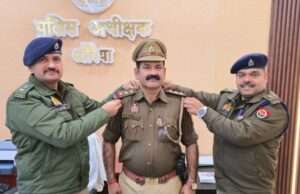 थाना प्रभारी को पदोन्नति पर एसपी व एएसपी ने स्टार लगाकर दी बधाई