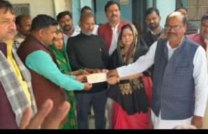 सपा प्रतिनिधिमंडल पहुंचा मझवां गांव, जाग्रति को दिया एक लाख का चेक