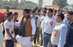 क्रिकेट प्रतियोगिता में शामिल हुए मड़िहान विधायक,खिलाड़ियों का बढ़ाया हौसला