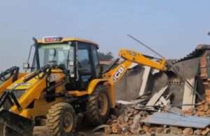 बंजर व तालाब की सुरक्षित भूमि पर चला प्रशासन का बुलजोजर