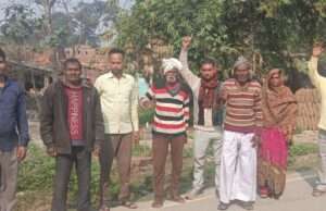 देवकली गांव मे आधी अधूरी नाली बनाने से ग्रामीणों ने किया प्रदर्शन