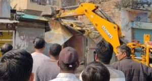 मासूम से रेप आरोपी की दुकान पर चला बुलडोजर बीएनएस और पॉक्सो एक्ट में केस दर्ज, भारी पुलिस बल तैनात रहा