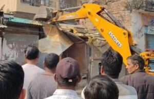 मासूम से रेप आरोपी की दुकान पर चला बुलडोजर बीएनएस और पॉक्सो एक्ट में केस दर्ज, भारी पुलिस बल तैनात रहा