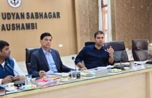 जिलाधिकारी ने की निर्माण कार्यों की प्रगति की समीक्षा