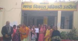 मानदेय न मिलने पर केयर टेकरों ने दिया ज्ञापन