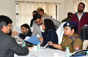 समाधान दिवस में जिलाधिकारी पुलिस अधीक्षक खीरी ने सुनीं शिकायतें