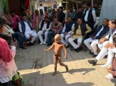 सपा प्रतिनिधिमंडल पहुंचा पक्के पोखरा, पीड़ित परिवार को दिया आर्थिक सहयोग