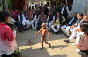 सपा प्रतिनिधिमंडल पहुंचा पक्के पोखरा, पीड़ित परिवार को दिया आर्थिक सहयोग