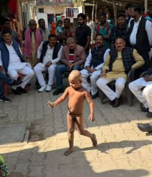 सपा प्रतिनिधिमंडल पहुंचा पक्के पोखरा, पीड़ित परिवार को दिया आर्थिक सहयोग