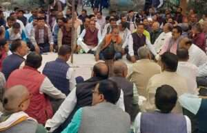 कुशीनगर में टीईटी अनिवार्यता से छूट की मांग को लेकर शिक्षकों का bsa कार्यालय पर धरना