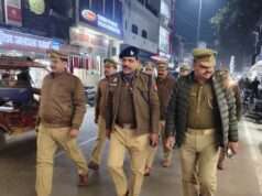 पुलिस क्षेत्राधिकारी ने भारी पुलिस फोर्स के साथ की पैदल गस्त