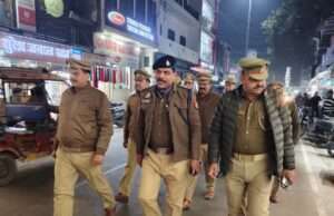 पुलिस क्षेत्राधिकारी ने भारी पुलिस फोर्स के साथ की पैदल गस्त