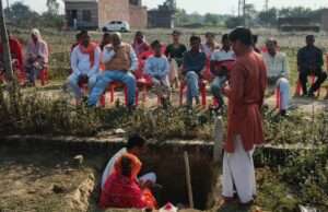 भसडिया में शिव मंदिर की रखीं नींव, वैदिक मंत्रोच्चार के साथ पूजन, श्रद्धालुओं मे बांटे फल व मिठाइयां