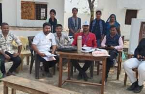 बूथ-बूथ पर निरीक्षण करते हुए एईआरओ सुरेश कुमार