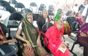 निशुल्क नेत्र शिविर में बांटी गयी दवाईयां, हुआ परीक्षण