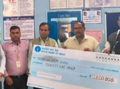 मृतक आश्रित को सौंपा बीस लाख का चेक