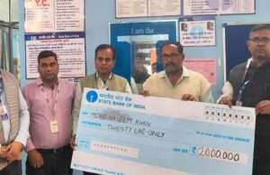 मृतक आश्रित को सौंपा बीस लाख का चेक