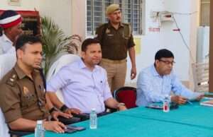 आपसी भाईचारा के बीच मनाए अपना-अपना पवर्रू डीएम व एसपी