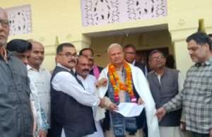 ऑनलाइन व्यापार के नियमन की मांग, व्यापार मंडल ने सांसद को सौंपा ज्ञापन