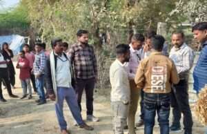 बिजली बकायेदारों पर सख्ती, जेई द्वारा शोहदमऊ में काटे गए कई कनेक्शन