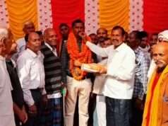 कानपुर और प्रयागराज को रोडवेज बस चलाए जाने की खुशी में व्यापार मंडल अध्यक्ष समेत तमाम लोगों ने किया अजय सोनी का अभिनंदन