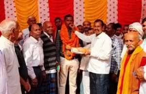 कानपुर और प्रयागराज को रोडवेज बस चलाए जाने की खुशी में व्यापार मंडल अध्यक्ष समेत तमाम लोगों ने किया अजय सोनी का अभिनंदन