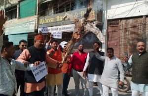 भाजपा युवा मोर्चा ने कांग्रेस नेता राहुल गांधी का पुतला फूंका