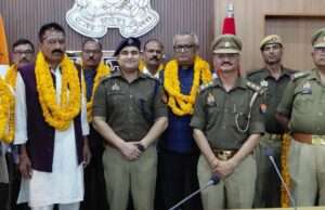 जौनपुर पुलिस लाइन में भावुक विदाईरू 7 पुलिसकर्मी सम्मानित, अंगवस्त्र व स्मृति चिन्ह देकर दी गई शुभकामनाएं’