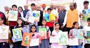 पोस्टर चित्रकला प्रतियोगिता एवं निबंध प्रतियोगिता के विजेता हुए पुरस्कृत