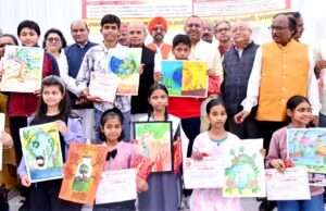 पोस्टर चित्रकला प्रतियोगिता एवं निबंध प्रतियोगिता के विजेता हुए पुरस्कृत