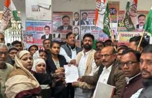 कांग्रेसियों ने धरना प्रदर्शन कर एसडीएम को सौंपा ज्ञापन