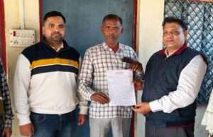 कौशांबी की नहरों एवं रजबहों में जलापूर्ति बढ़ाने की मांग को लेकर सहायक अभियंता सिंचाई को सौंपा मांगपत्र